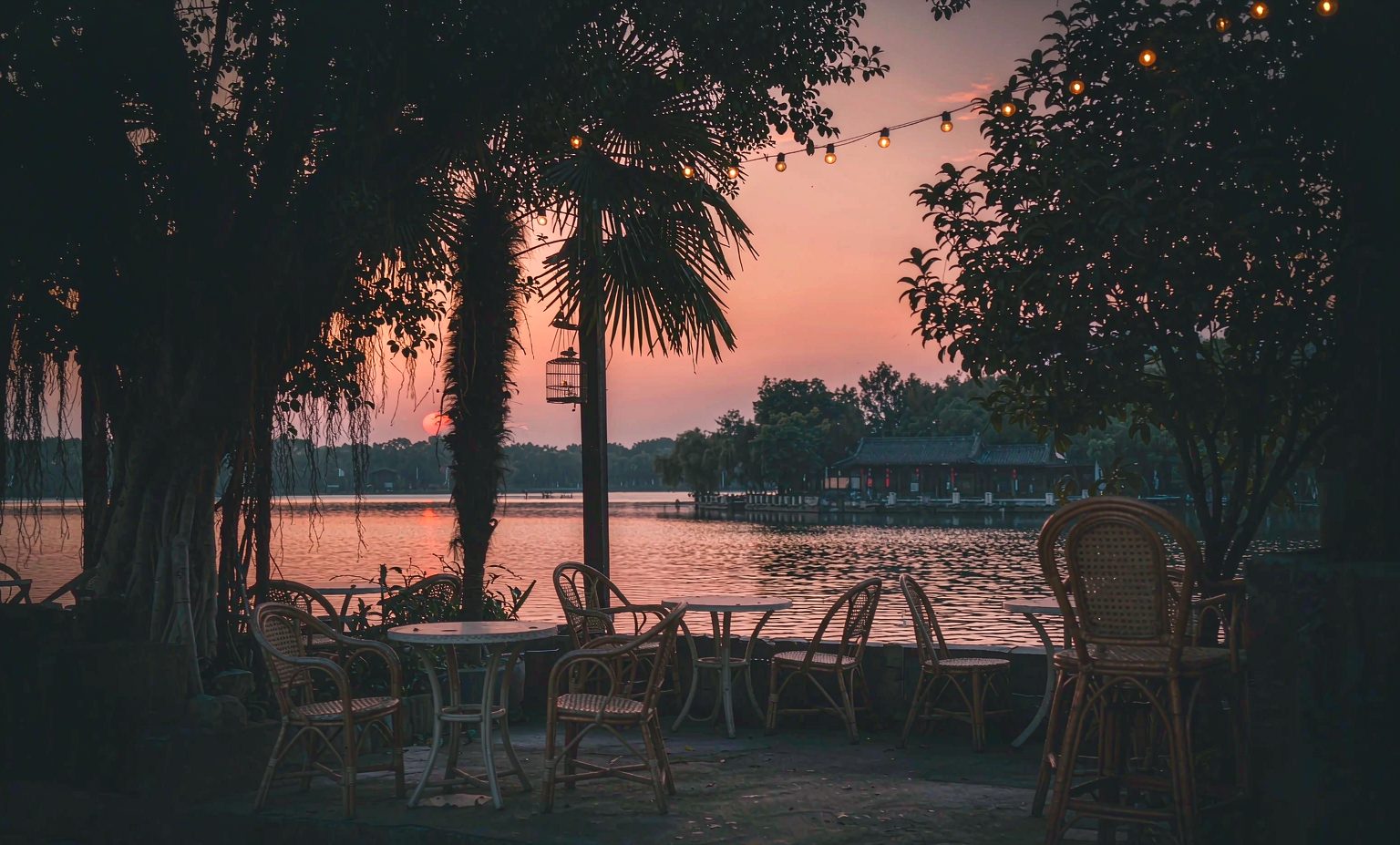 星湖岩前半岛湖畔黄昏